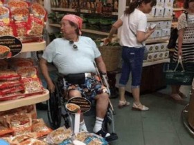 67岁洪金宝手拄拐杖现身餐厅妻子全程陪伴，步履蹒跚要助理搀扶