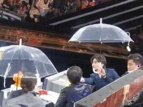 蔡徐坤给张凯丽让伞 这一举动令网友称赞